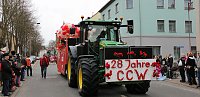 Bild: N&auml;rrinnen und Narren trotzen Wetter (2)