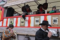 Bild: N&auml;rrinnen und Narren trotzen Wetter (2)