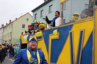 Bild: N&auml;rrinnen und Narren trotzen Wetter (2)