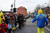 Bild: N&auml;rrinnen und Narren trotzen Wetter (2)