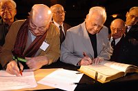 Bild: April: Ehemalige Dora-H&auml;ftlinge unterschreiben im Goldenen Buch