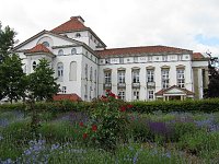 Bild: Vor dem Theater