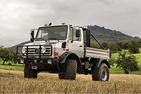 Bild: 20 Jahre mobile.de: In diesem aufgemotzten Unimog (Baujahr 1977) bahnte sich Action-Hero Arnold Schwarzenegger seinen Weg durch den Stra&szlig;enverkehr. 2014 hat es sich austerminiert � Arnie lie&szlig; den Terminator unter den Offroadern f&uuml;r 208.250 Euro verkaufen. (Quelle: Merex)