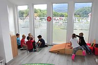 Bild: Der gro&szlig;e, helle Gruppenraum l&auml;dt zum Spielen, Entspannen und Kreativsein ein. 