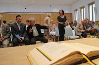 Bild: "Ein Freund unserer Stadt und ihrer Kinder" - der Musiker Rolf Zuckowski durfte sich heute in das goldene Buch der Stadt eintragen