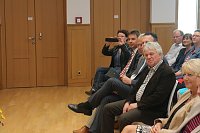 Bild: "Ein Freund unserer Stadt und ihrer Kinder" - der Musiker Rolf Zuckowski durfte sich heute in das goldene Buch der Stadt eintragen