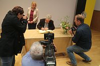Bild: "Ein Freund unserer Stadt und ihrer Kinder" - der Musiker Rolf Zuckowski durfte sich heute in das goldene Buch der Stadt eintragen
