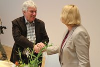 Bild: "Ein Freund unserer Stadt und ihrer Kinder" - der Musiker Rolf Zuckowski durfte sich heute in das goldene Buch der Stadt eintragen