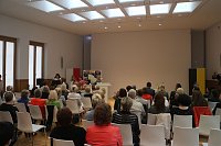 Bild: "Ein Freund unserer Stadt und ihrer Kinder" - der Musiker Rolf Zuckowski durfte sich heute in das goldene Buch der Stadt eintragen