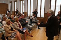 Bild: "Ein Freund unserer Stadt und ihrer Kinder" - der Musiker Rolf Zuckowski durfte sich heute in das goldene Buch der Stadt eintragen
