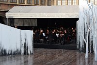 Bild: Nass vor der Premiere