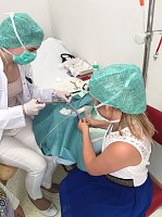 Bild: Vanessa B&ouml;ttcher (9) aus Nordhausen durfte in der Teddyklinik zusammen mit Assistenz&auml;rztin Tina Droste ihr Schaf operieren.