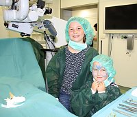 Bild: Lina Lehmann (8) und Liliana Herold (6) staunten &uuml;ber die spannende OP-F&uuml;hrung in der Klinik.