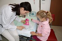 Bild: Assistenz&auml;rztin Tina Droste (li.) erkl&auml;rt Greta M&uuml;nchow (4, re.) das R&ouml;ntgenbild ihres verletzten Drachens.