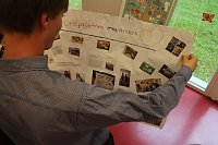Bild: Die Klasse 8a der Nordh&auml;user Pestalozzi-Schule mit Helfern und Unterst&uuml;tzern vor ihren selbst gebauten M&ouml;belst&uuml;cken