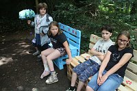 Bild: Die Klasse 8a der Nordh&auml;user Pestalozzi-Schule mit Helfern und Unterst&uuml;tzern vor ihren selbst gebauten M&ouml;belst&uuml;cken