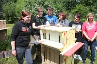Bild: Die Klasse 8a der Nordh&auml;user Pestalozzi-Schule mit Helfern und Unterst&uuml;tzern vor ihren selbst gebauten M&ouml;belst&uuml;cken