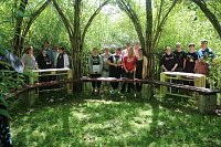 Bild: Die Klasse 8a der Nordh&auml;user Pestalozzi-Schule mit Helfern und Unterst&uuml;tzern vor ihren selbst gebauten M&ouml;belst&uuml;cken