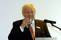 Dieter Przybilla stößt auf die Sparkasse an Bild: Dieter Przybilla stößt auf die Sparkasse an