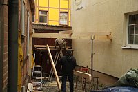 Bild: Apfelsaft f&uuml;r ein ganzes Jahr - im Kinderkirchenladen fand man heute wieder jede Menge zu tun