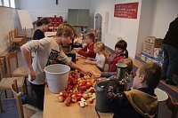 Bild: Apfelsaft f&uuml;r ein ganzes Jahr - im Kinderkirchenladen fand man heute wieder jede Menge zu tun