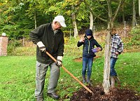 Bild: Bunte Stiefel im Ahornpark Ilfeld