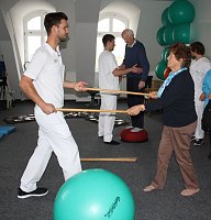 Bild: Beim Bewegungsparcours wurde auf Beweglichkeit, Koordination und Gleichgewichtssinn getestet.