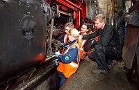 Bild: Anleitung vom HSB-Profi: Jean-Pierre H&uuml;bner (rechts) erkl&auml;rt den Auszubildenden der S-Bahn Berlin die Reparatur am Fahrwerk einer sechzig Jahre alten Brockenlok.