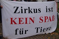 Bild: Tiersch&uuml;tzer protestieren gegen Zirkus mit Wildtieren