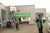 Bild: Neue Technik und Spenden f&uuml;r Vereine - im Autohaus Albertsmeyer freute man sich heute nicht nur &uuml;ber schicke Autos