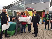 Bild: Neue Technik und Spenden f&uuml;r Vereine - im Autohaus Albertsmeyer freute man sich heute nicht nur &uuml;ber schicke Autos
