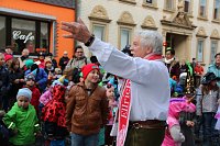 Bild: Ellricher Narren st&uuml;rmen das Rathaus