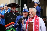 Bild: Ellricher Narren st&uuml;rmen das Rathaus
