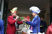 Bild: Ellricher Narren st&uuml;rmen das Rathaus