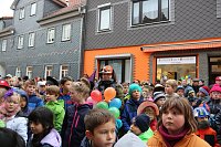 Bild: Ellricher Narren st&uuml;rmen das Rathaus