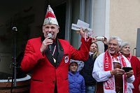 Bild: Ellricher Narren st&uuml;rmen das Rathaus