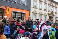 Bild: Ellricher Narren st&uuml;rmen das Rathaus