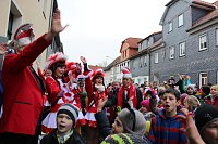 Bild: Ellricher Narren st&uuml;rmen das Rathaus