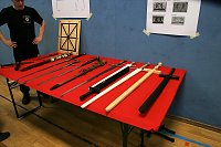 Bild: Paul Becker zeigte in der Petersberg-Turnhalle wie man richtig mit dem Schwert umgeht