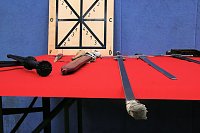 Bild: Paul Becker zeigte in der Petersberg-Turnhalle wie man richtig mit dem Schwert umgeht