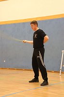 Bild: Paul Becker zeigte in der Petersberg-Turnhalle wie man richtig mit dem Schwert umgeht