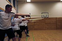 Bild: Paul Becker zeigte in der Petersberg-Turnhalle wie man richtig mit dem Schwert umgeht