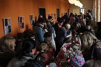 Bild: 15 Kr&auml;nze, ein Wagenrad und 235 Zaunslatten