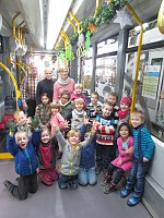 Bild: Bunt geschm&uuml;ckte Busse und Bahnen