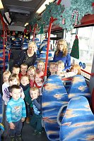 Bild: Bunt geschm&uuml;ckte Busse und Bahnen