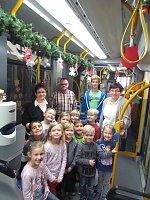 Bild: Bunt geschm&uuml;ckte Busse und Bahnen