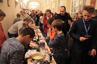 Bild: Volles Haus - der Weihnachtsbasar der Petersbergschule lockte jede Menge Besucher