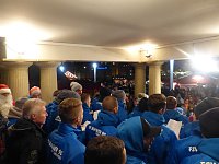 Bild: Fu&szlig;baller singen Weihnachtslieder