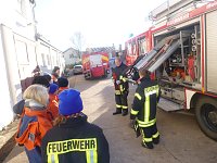 Bild: Jugendfeuerwehrleute bei der Ausbildung