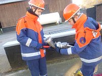 Bild: Jugendfeuerwehrleute bei der Ausbildung